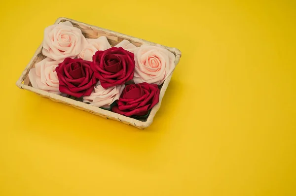Hermosas Rosas Rojas Blancas Una Caja Aislada Sobre Fondo Amarillo — Foto de Stock