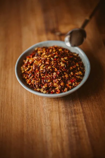 Bekijk Van Dichtbij Gedroogde Chili Vlokken Een Schaal Rode Cayennepeper — Stockfoto