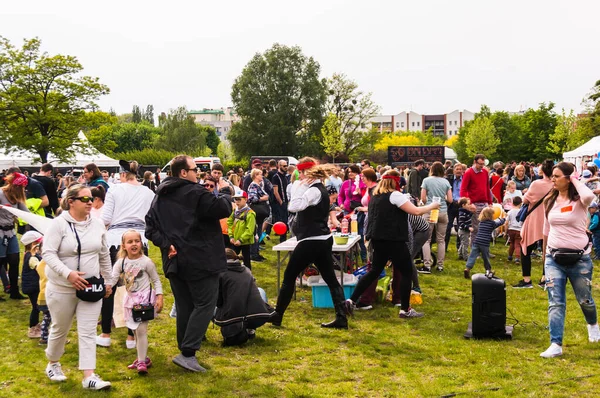 Poznan Polska Maja 2019 Wiele Osób Zielonej Trawie Podczas Imprezy — Zdjęcie stockowe