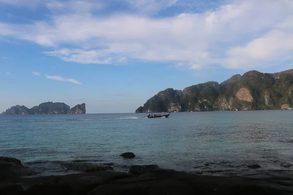 泰国菲菲岛上的远洋龙尾船 背景为石灰岩 — 图库照片