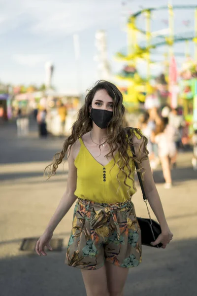 Una Joven Mujer Con Una Máscara Médica Pasando Tiempo Parque — Foto de Stock