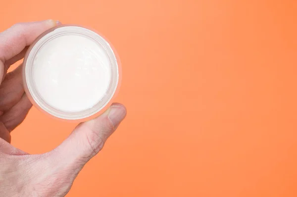 Vista Superior Una Crema Mano Sobre Recipiente Cosmético Aislado Sobre —  Fotos de Stock