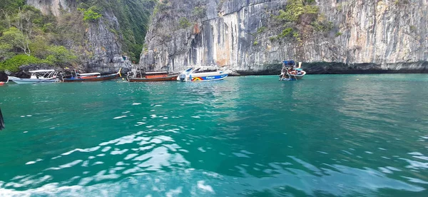 Phi Phi Island Thailand Feb 2020 Barche Coda Lunga Maya — Foto Stock