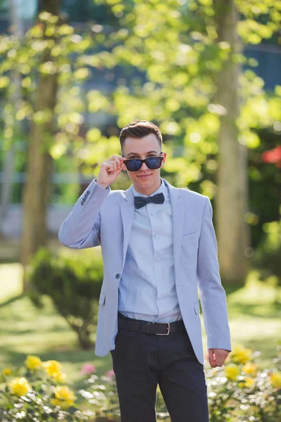 Young Caucasian Businessman Posing Outdoors — Stockfoto