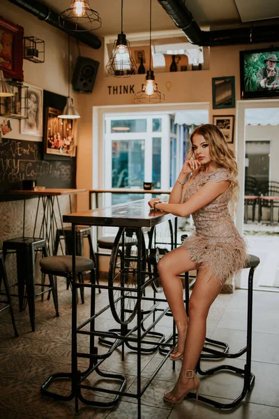 Una Foto Vertical Una Hermosa Mujer Vestida Con Elegante Vestido —  Fotos de Stock