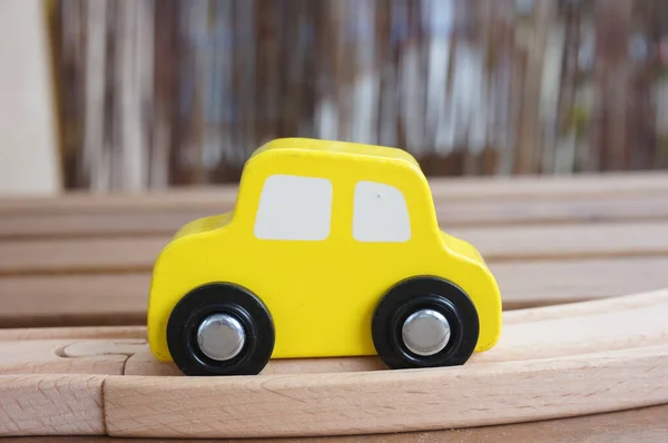 Carro Brinquedo Madeira Amarelo Uma Pista — Fotografia de Stock