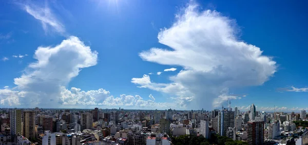 Impozantní Bouřkové Mraky Stoupající Modré Obloze Nad Buenos Aires Okolí — Stock fotografie