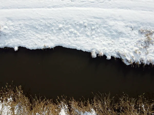 Uma Vista Superior Camada Neve Grama Seca Ambos Lados Rio — Fotografia de Stock