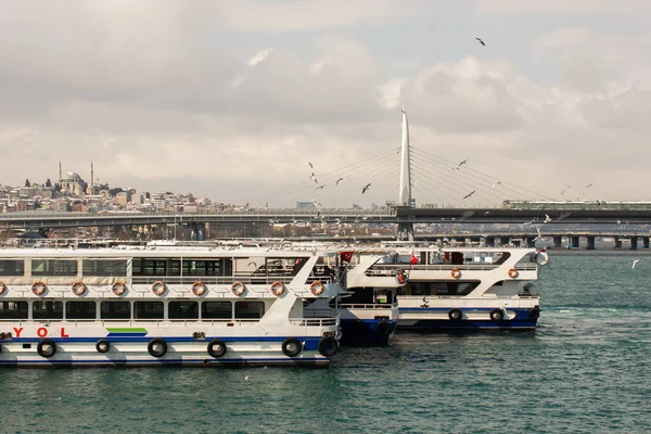 Naturskön Över Flera Båtar Som Simmar Istanbul Turkiet Molnig Himmel — Stockfoto