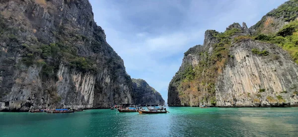 Barcos Cola Larga Maya Beach Con Agua Turquesa Rocas Piedra —  Fotos de Stock