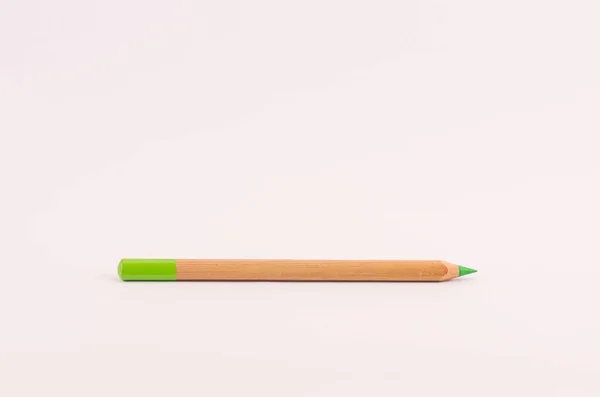 Gros Plan Crayon Vert Bois Sur Une Surface Vide Rose — Photo