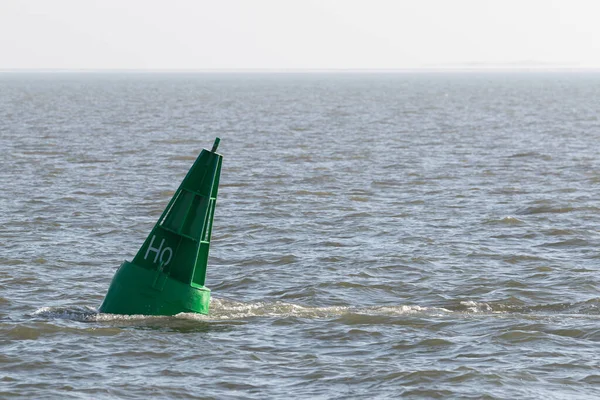 北の海に緑の円錐形のブイがHallig Hooge沖に浮かぶ — ストック写真