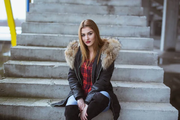 Een Close Shot Van Een Blanke Vrouw Een Zwart Jasje — Stockfoto