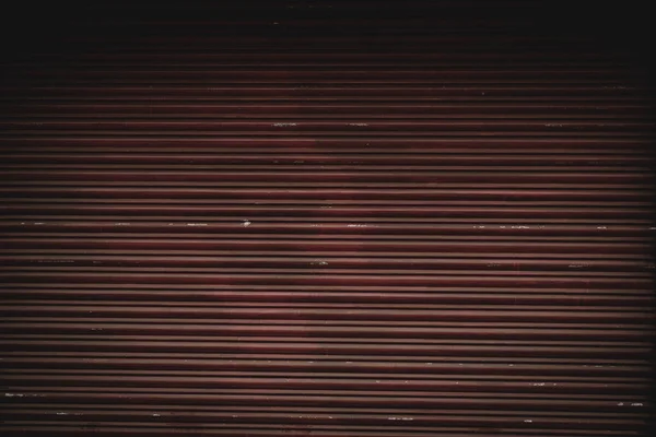Een Rood Geschilderde Metalen Garagedeur Met Een Horizontaal Rasterpatroon — Stockfoto