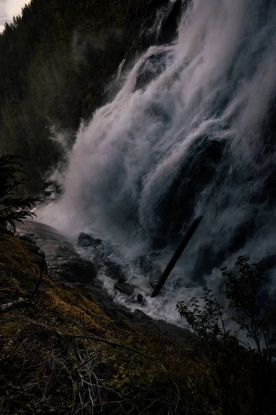 Plan Vertical Une Énorme Cascade Qui Coule Sur Les Rochers — Photo