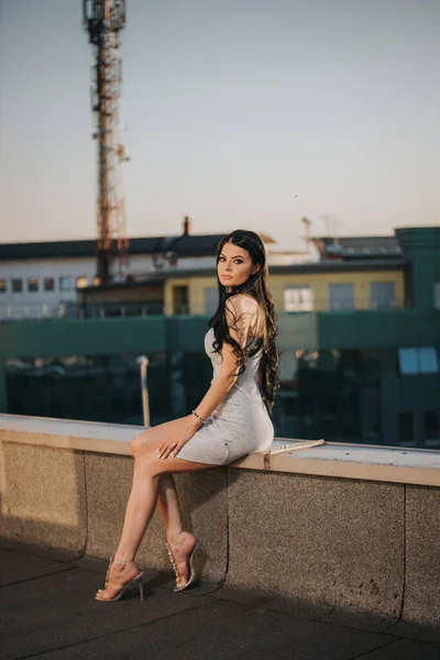 Uma Jovem Mulher Branca Atraente Com Bela Maquiagem Vestindo Vestido — Fotografia de Stock