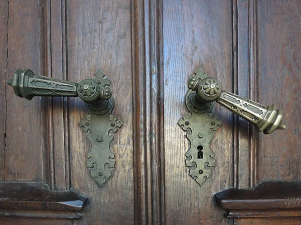 Zdjęcie Bliska Średniowiecznych Klamek Brązu Skomplikowanymi Dekoracjami Starych Drzwiach — Zdjęcie stockowe