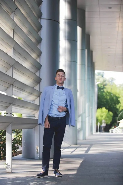 Vertikal Bild Ung Man Modell Poserar Ljusblå Kostym Och Fluga — Stockfoto