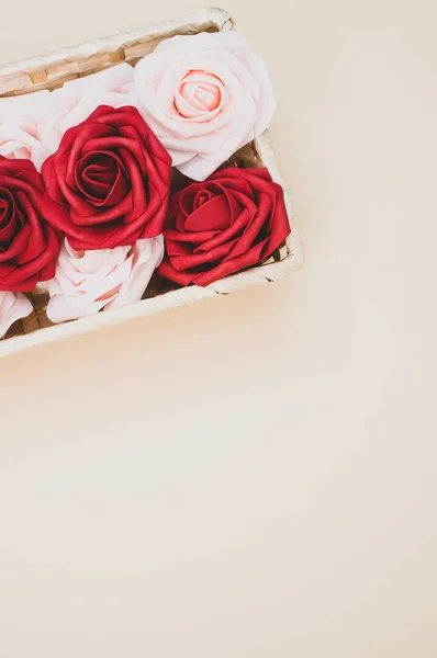 Plano Vertical Hermosas Rosas Rojas Blancas Una Caja Aislada Sobre — Foto de Stock
