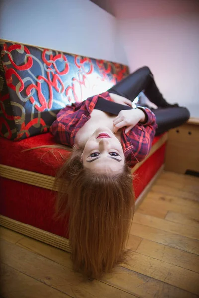 Vertical Shot White Caucasian Woman Posing Picture Sofa — 스톡 사진