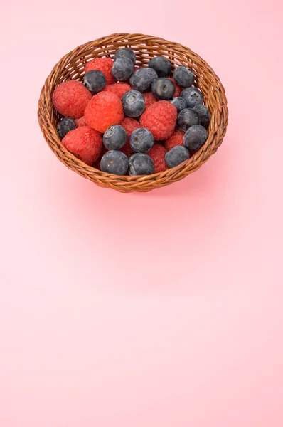 Plan Vertical Framboises Bleuets Mûrs Dans Panier Sur Une Surface — Photo