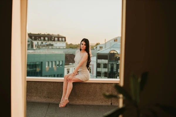 Shallow Focus Shot Beautiful Bosnian Caucasian Woman Posing Roof — 스톡 사진