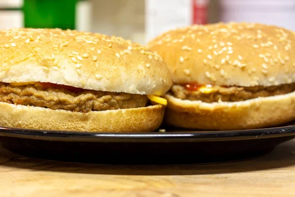 Deliciosos Cheeseburgers Olhando Prato — Fotografia de Stock