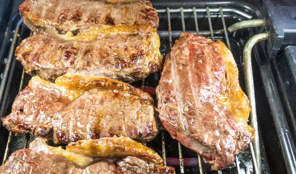 Eine Nahaufnahme Von Leckerem Gegrilltem Steak — Stockfoto