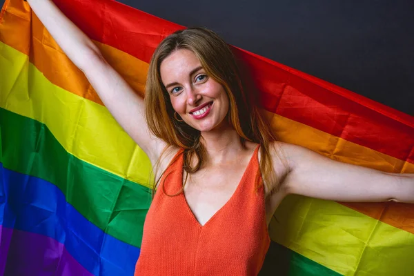 Foto Van Lachende Jonge Volwassen Blonde Vrouw Holing Rainbow Lgtb — Stockfoto