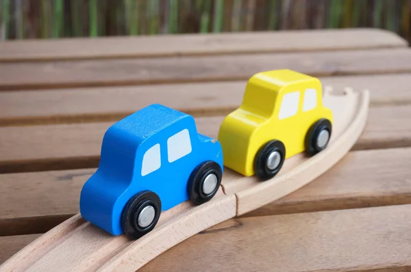Carro Brinquedo Madeira Amarelo Azul Uma Mesa — Fotografia de Stock