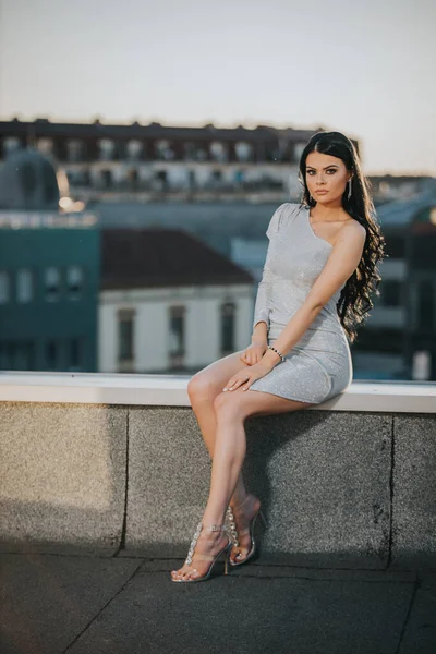 Tiro Vertical Uma Bela Mulher Bósnia Caucasiana Posando Telhado — Fotografia de Stock
