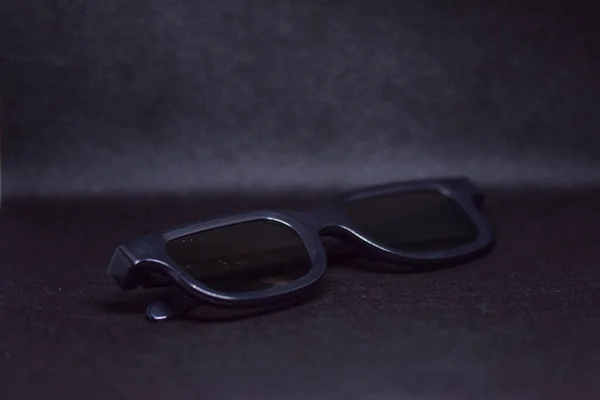 Nahaufnahme Einer Dunklen Brille Auf Dunkler Oberfläche — Stockfoto