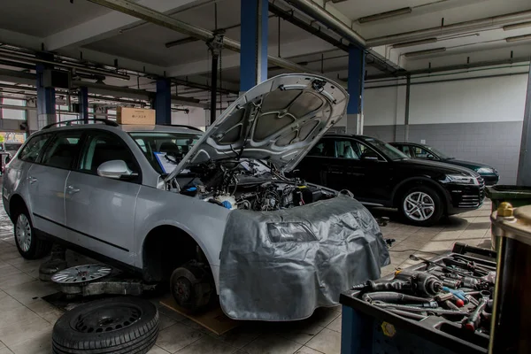 Brcko Bosnia Herzegovina Maio 2017 Interior Tiro Oficina Reparação Automóvel — Fotografia de Stock