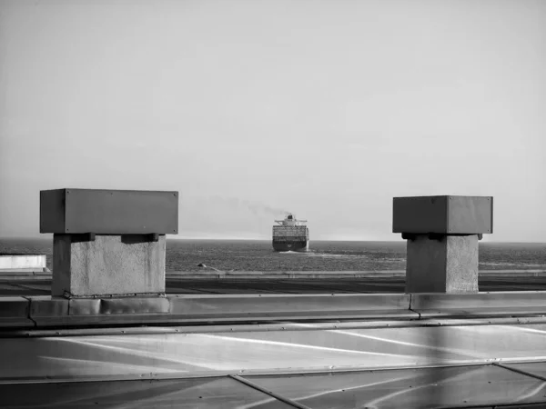港を出る蒸気船のグレースケール — ストック写真