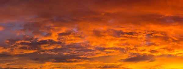 Orangefärgade Molnen Den Vackra Solnedgången — Stockfoto