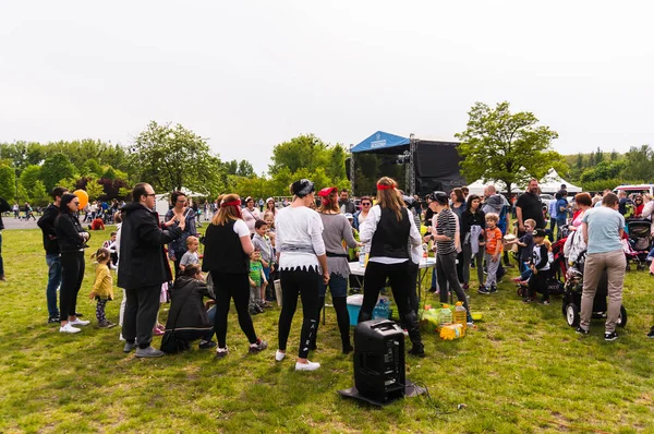 Poznan Polska Maja 2019 Wiele Osób Zielonej Trawie Podczas Imprezy — Zdjęcie stockowe