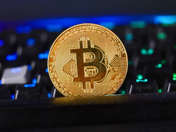 Primer Plano Una Criptomoneda Bitcoin Poner Teclado Rgb Juego — Foto de Stock