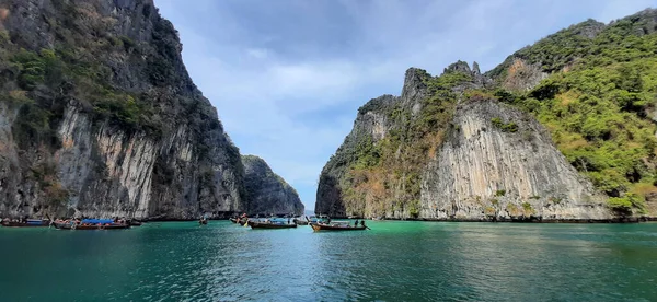 Longtail Hajók Maya Beach Türkiz Víz Mészkő Sziklák Phi Phi — Stock Fotó