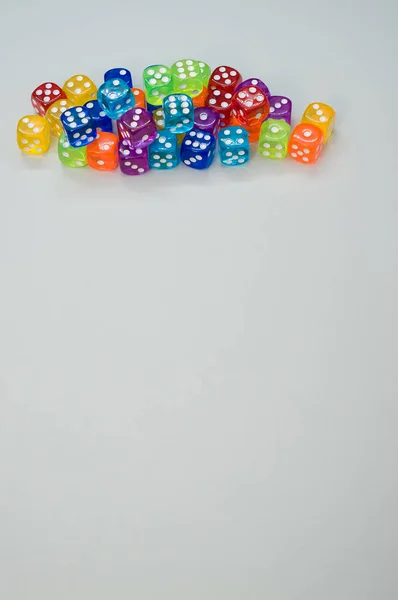 Een Verticaal Shot Van Kleurrijke Plastic Dobbelstenen Een Grijs Oppervlak — Stockfoto