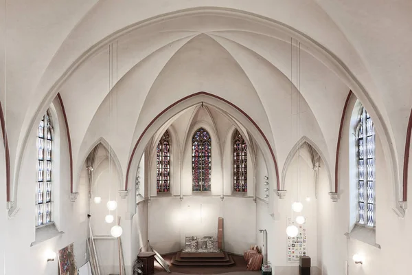 Das Innere Einer Andächtigen Kirche Mit Einem Abgerissenen Altar Und — Stockfoto