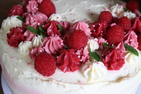 Tiro Ángulo Alto Pastel Cumpleaños Con Crema Frambuesas Frescas — Foto de Stock