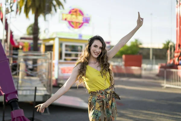 Young Female Summer Dress Having Fun Amusement Park — Stock Photo, Image