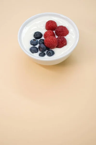 Close Uma Tigela Cerâmica Iogurte Branco Com Mirtilos Framboesas — Fotografia de Stock