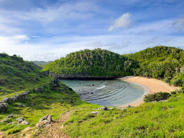 在印度尼西亚爪哇 一个叫做Pantai Kasap的泻湖沙滩上的山顶上 从高山和热带雨林环绕着高角镜 — 图库照片