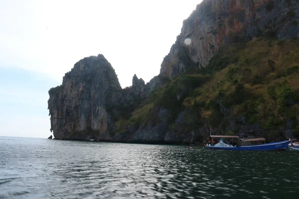 Barcos Cola Larga Maya Beach Con Agua Turquesa Rocas Piedra — Foto de Stock