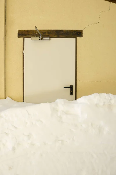 Входная Дверь Снегом Швейцарии — стоковое фото