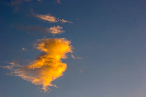 Облака Покрытые Солнечным Светом Закате Неба — стоковое фото