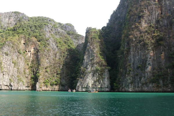 Longtail Boote Maya Beach Mit Türkisfarbenem Wasser Und Kalksteinfelsen Phi — Stockfoto