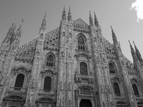 밀라노 대성당 정면의 그레이 스케일 이탈리아 — 스톡 사진