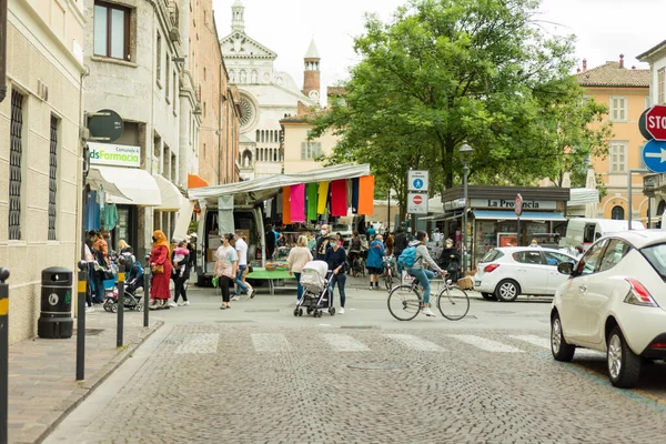 Cremona Italien Mai 2021 Menschen Kaufen Kleidung Und Lebensmittel Auf — Stockfoto